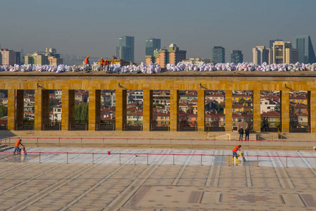 土耳其首都安卡拉陵墓前面的广场。 工人修理。 城市摩天大楼的景色。 阿尼特卡比尔是土耳其共和国创始人穆斯塔法凯马尔阿塔图克