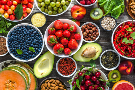 健康的食物背景。 提供早餐的餐桌碗超级食品素食营养抗氧化剂水果和蔬菜
