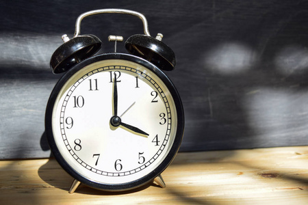 木制闹钟,背景黑板照片