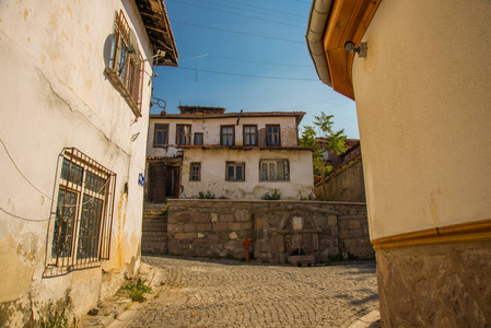 在堡垒附近的地区有旧土耳其房屋的景观。 安卡拉火鸡。