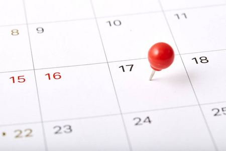 红色拇指在日历或规划师上标注日期17。 2018年纳税日是4月17日。