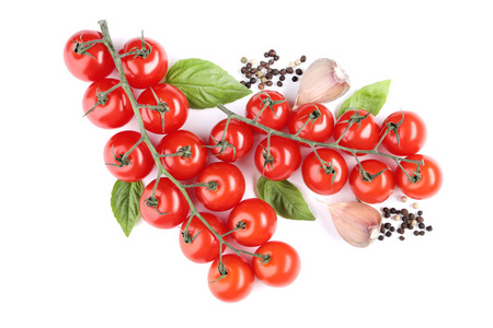 樱桃番茄，罗勒叶，大蒜和胡椒，白色背景分离