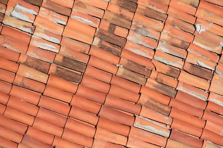 房子上的红色瓷砖屋顶