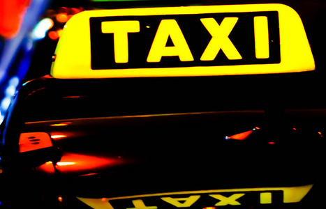 车顶上的黄色出租车标志