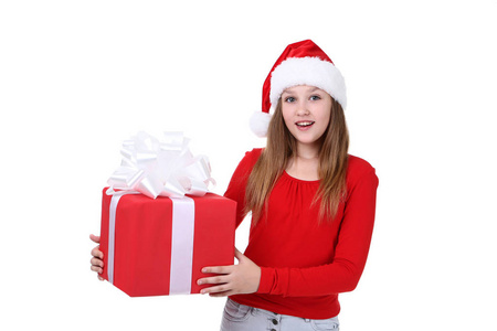 戴着圣诞帽的年轻女孩拿着白色背景的礼品盒