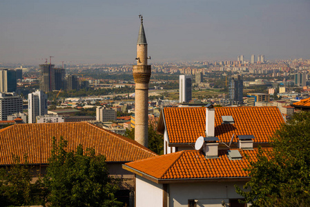 安卡拉土耳其传统土耳其房屋和清真寺。 从顶部看城市。