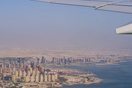 卡塔尔多哈市首府的鸟瞰图。 来自卡塔尔航空公司的飞机。