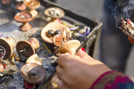 印度假日点燃的香火在印度假日尼泊尔加德满都点燃的香火