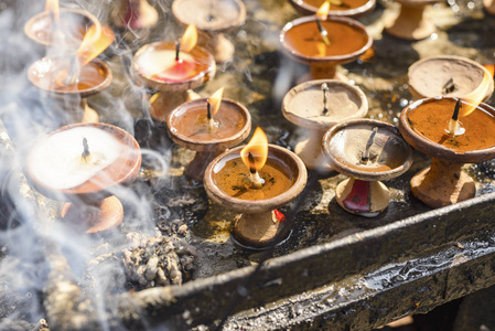 印度假日点燃的香火在印度假日尼泊尔加德满都点燃的香火