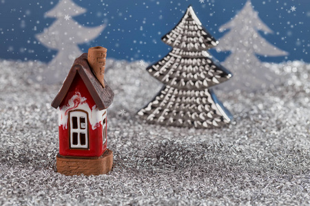雪中屋圣诞节故事中的微型玩具屋. 特写镜头.照片
