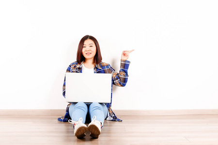 美丽的亚洲年轻女子的肖像，深色头发和鲍勃发型，时尚时髦的时髦服装，单独在明亮的灯光房间。 背景复制空间的文本关闭。