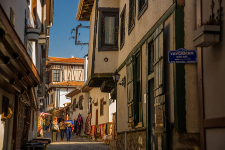 安卡拉火鸡美丽的夏天的旧集市街。 为游客提供传统土耳其纪念品的市场。