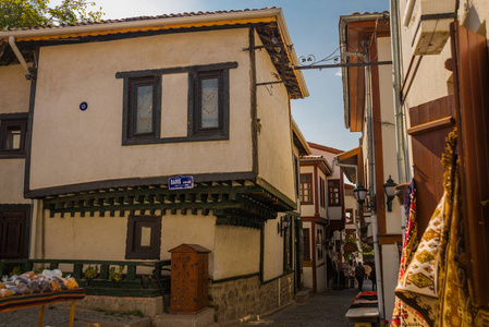 安卡拉土耳其传统土耳其房屋。 土耳其首都市中心的街道