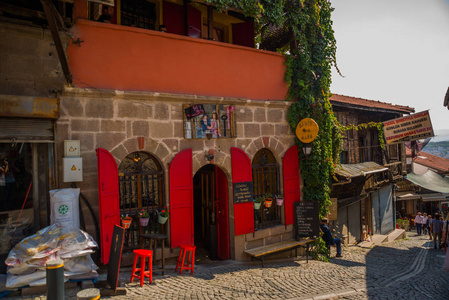 安卡拉土耳其传统土耳其房屋。 天气晴朗时市中心的街道