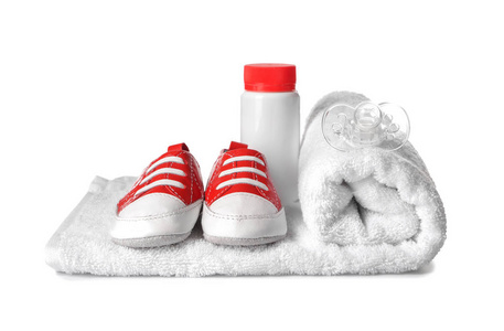 白色背景下的婴儿鞋毛巾和化妆品