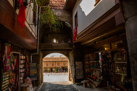 安卡拉土耳其安卡拉城堡。 在一个美丽的夏日，古老的集市街。 为游客提供传统土耳其纪念品的市场。