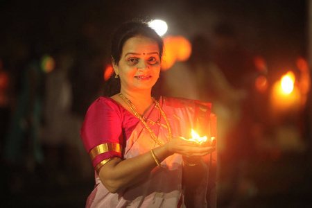普恩印度2018年11月在印度日出之前，一名妇女在公众庆祝排灯节时点亮了一盏灯。