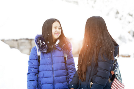 在雪天，姐妹们一起享受