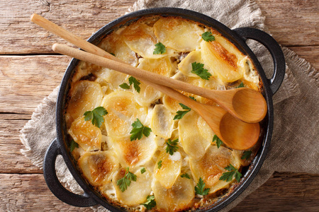 芬兰菜詹森宁·基乌斯. 烤土豆加凤尾鱼,洋葱和奶油,放在煎锅里.