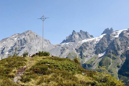 在瑞士阿尔卑斯山恩格尔堡上空的Furenalp山景