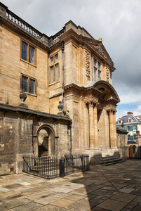 科学史博物馆旧阿什莫尔建筑在宽阔的街道上。 博物馆收藏了从中世纪到20世纪的广泛的科学仪器。 牛津英格兰