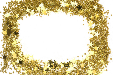金色的五彩纸屑的星星和粉末在白色背景。顶部视图。带复制空间的圣诞边框