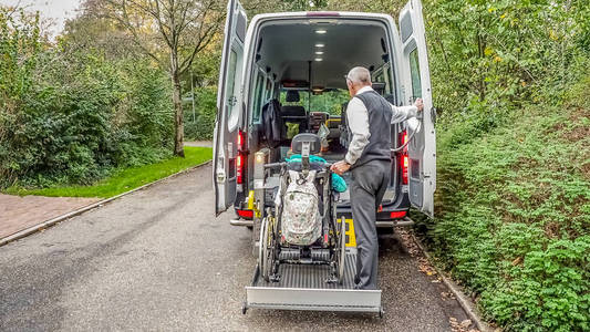 运送残疾人士的轮椅的士图片