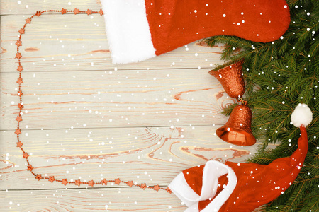 圣诞作文。 圣诞图案与橘子杉枝红色袜子为礼物和铃铛顶部视图平面蓝色背景复古风格，它是雪。 有调色剂。 复制空间