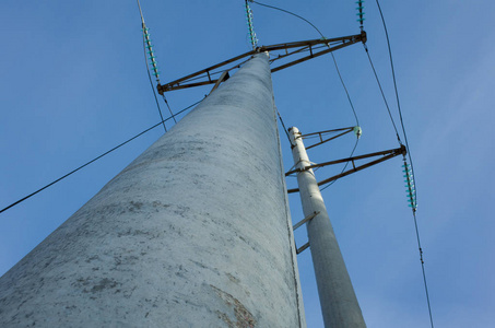 蓝天上的高压电线杆图片