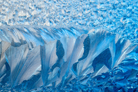 新年和圣诞节抽象冰雪背景与真正的冰晶宏观冷蓝色色调.照片