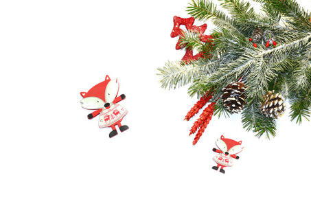 圣诞节背景与冷杉树和装饰白色。 圣诞节背景