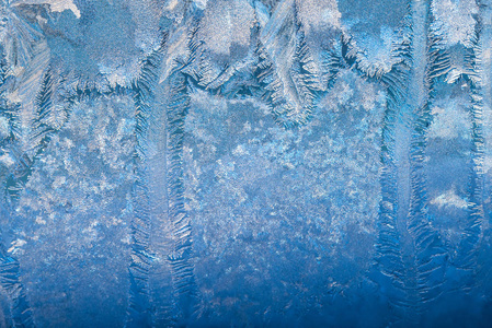 新年和圣诞节抽象冰雪背景与真正的冰晶宏观冷蓝色色调。
