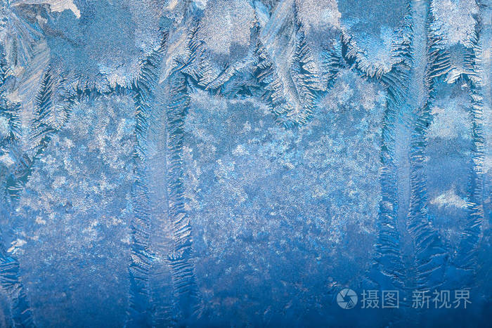 新年和圣诞节抽象冰雪背景与真正的冰晶宏观冷蓝色色调
