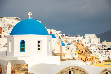 希腊圣托里尼的伊亚的传统和著名的房屋和教堂, 带蓝色圆顶