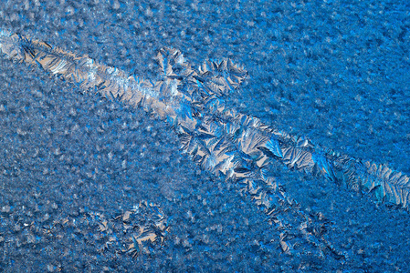新年和圣诞节抽象冰雪背景与真正的冰晶宏观冷蓝色色调。