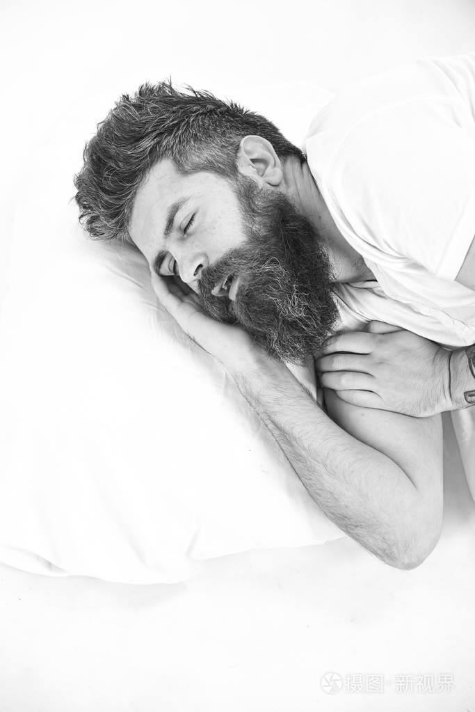 睡脸的人躺在枕头上深度睡眠概念留着胡子和胡子的人在深睡的白色背景