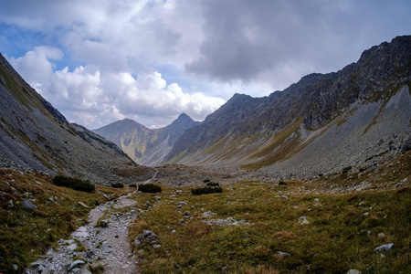 斯洛伐克西部喀尔巴阡塔特拉山游客的旅行小径。 为徒步旅行和冒险提供晴朗的夏日