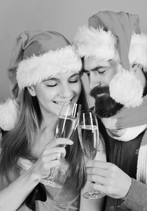 圣诞老人和的女孩与饮料。圣诞晚会概念
