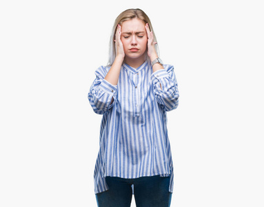 年轻的金发女人在孤立的背景上，手在头上疼痛，因为压力。 偏头痛。