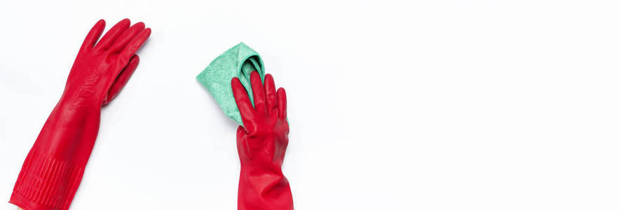 女性手在红色橡胶防护手套与微纤维布隔离在白色背景平躺顶部视图复制空间。 清洁概念家庭清洁公司家庭主妇