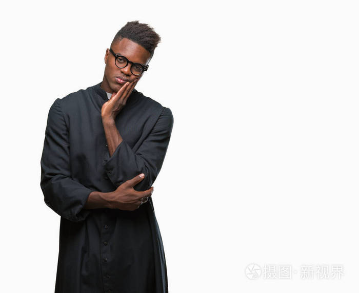 年轻的非裔美国牧师在孤独的背景下认为自己累了而且厌倦了交叉双臂的