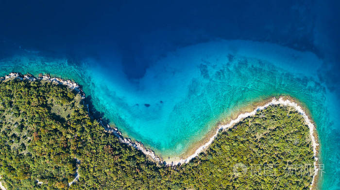 从空中俯瞰克罗地亚海岸线上晶莹剔透的海水