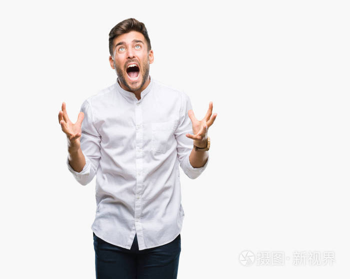 年轻的帅哥在孤立的背景下疯狂疯狂地大喊大叫表情咄咄逼人手臂抬起