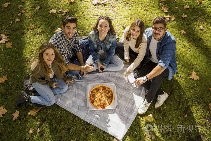 公园里的朋友在野餐照片-正版商用图片14a6v8-摄图新视界