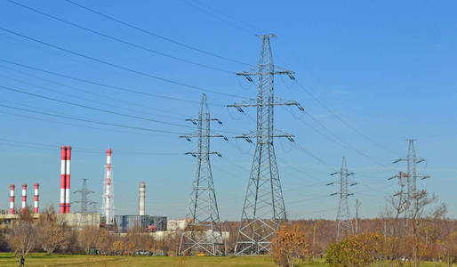 城市秋季景观中热电站的电力线和管道