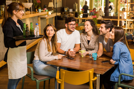 一群朋友在咖啡馆点餐照片