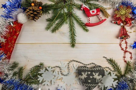圣诞作文。木头白色背景上的树枝，金属，玩具。平躺，俯视，复制空间