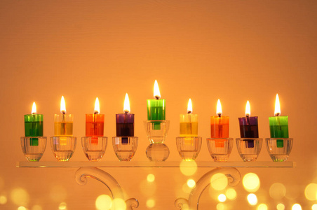犹太节日光明节的形象，背景是水晶米诺拉传统烛台和五颜六色的油烛
