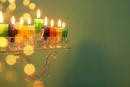 犹太节日光明节背景的形象与水晶米诺拉传统烛台和五颜六色的油烛