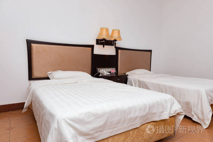 旅馆房间里的床